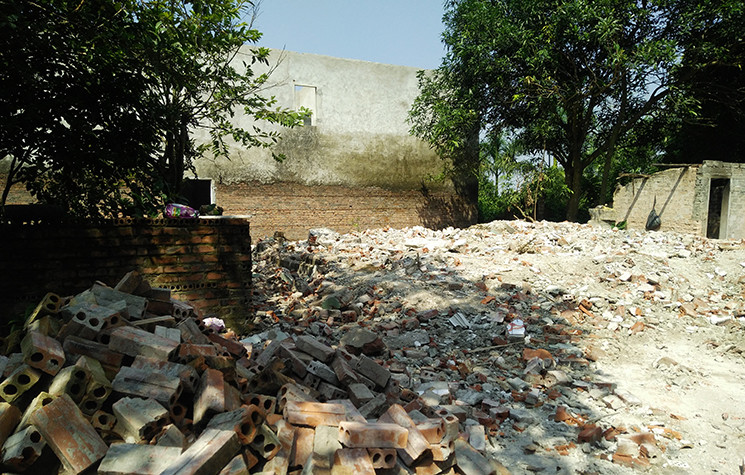 Tại khu đồi dài thuộc xóm Mỹ Lâm, thôn Tam Mỹ (xã Tản Lĩnh) trước đây có 12 hộ dân sinh sống. Khi Hà Nội thực hiện chính sách hỗ trợ đối với dự án bồi thường, hỗ trợ và tái định cư theo quy hoạch vùng ảnh hưởng môi trường từ khu xử lý rác thải Xuân Sơn thì 11 hộ nằm trong bán kính 500m (tính từ khu xử lý rác thải Xuân Sơn) đã chuyển đi nơi khác.