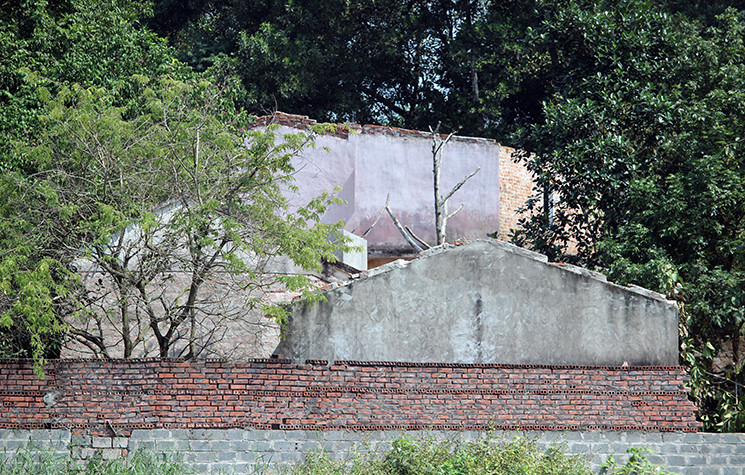 Vị Chủ tịch UBND xã Tản Lĩnh không quên nhấn mạnh: “Đất đai nhà bà đấy (tức bà Tin - PV) đầu tư xây dựng lung tung hết cả lên để bà đấy đợi đền bù. Nhưng không có một chế độ hỗ trợ gì làm cho nhà bà đấy hết. Căn cứ vào đâu mà hỗ trợ, ngoài bán kính 500m xã chúng tôi còn đầy…”. Ảnh: Công trình nhà người dân thôn Mỹ Lâm, xã Tản Lĩnh nằm trong bán kính 500m đã được giải tỏa.