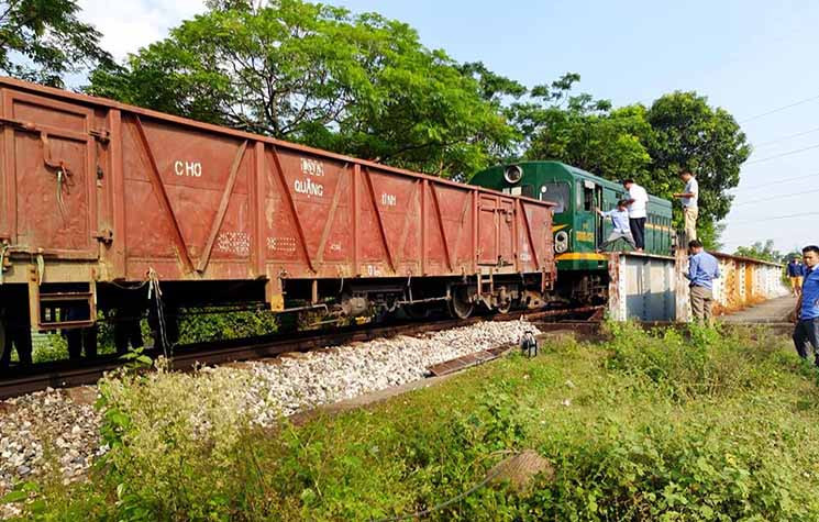 Ông Phạm Nguyễn Chiến, Trưởng ban An ninh – An toàn giao thông đường sắt (Tổng công ty Đường sắt VN) cho biết, thông tin ban đầu, vụ tai nạn khiến 5 người bị thương phải nhập viện cấp cứu, điều trị, trong đó 2 người bị mắc kẹt trong ca bin ô tô đã được giải cứu.