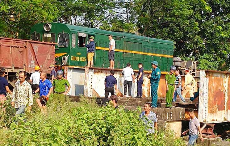 Đến khoảng 15h cùng ngày, các lực lượng cứu hộ đã giải cứu được 1 người mắc kẹt trong cabin ra ngoài.