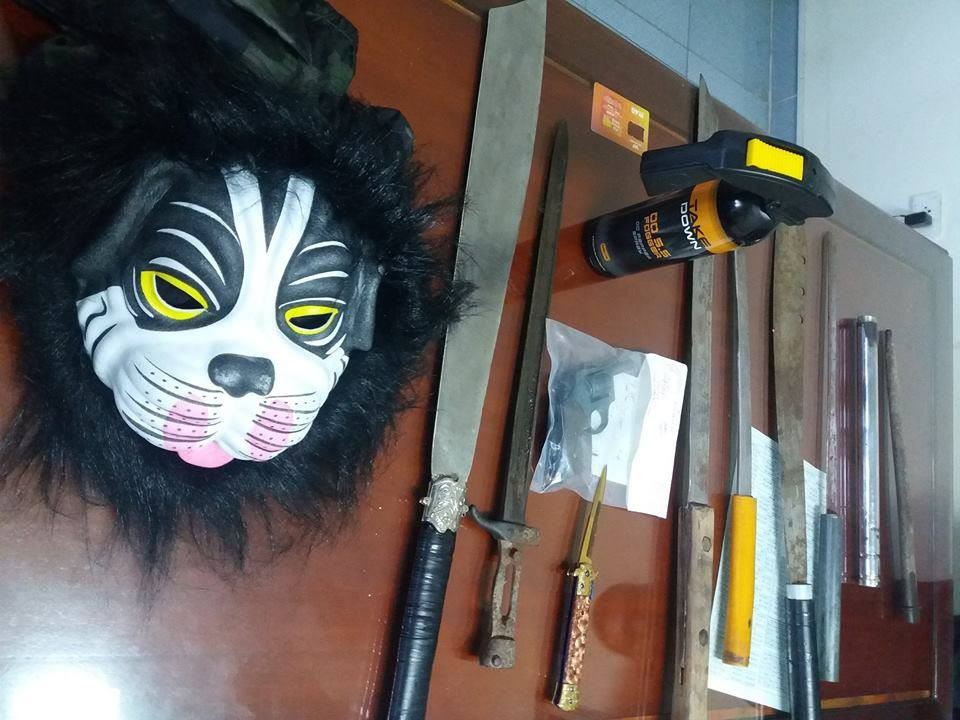 Di tham ban trai, hai co gai bi bat ban vao quan karaoke-Hinh-2