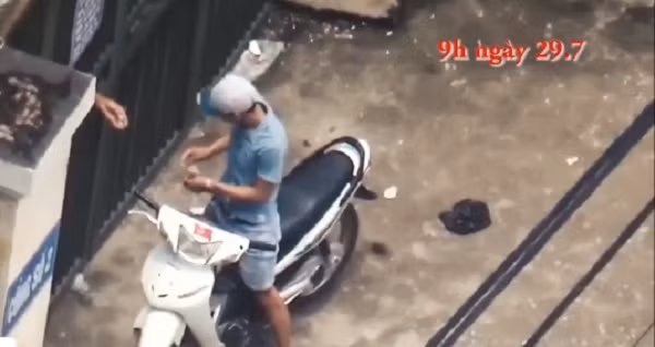 Giam doc BV 09 noi gi ve “o mua ban ma tuy” truoc cong vien?-Hinh-2