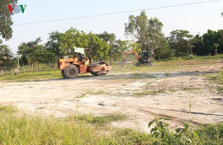 Những bãi đất xung quanh đang được các đơn vị thi công san lấp mặt bằng.