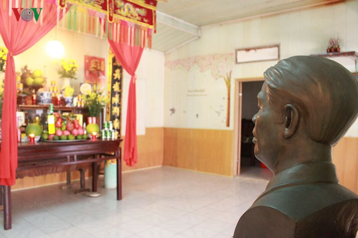 Bàn thờ gia tiên nơi để tượng nguyên Tổng Bí thư Đỗ Mười. Ảnh VOV