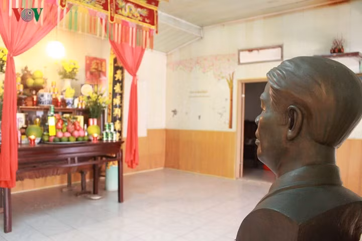 Bàn thờ gia tiên nơi để tượng nguyên Tổng Bí thư Đỗ Mười. Ảnh VOV