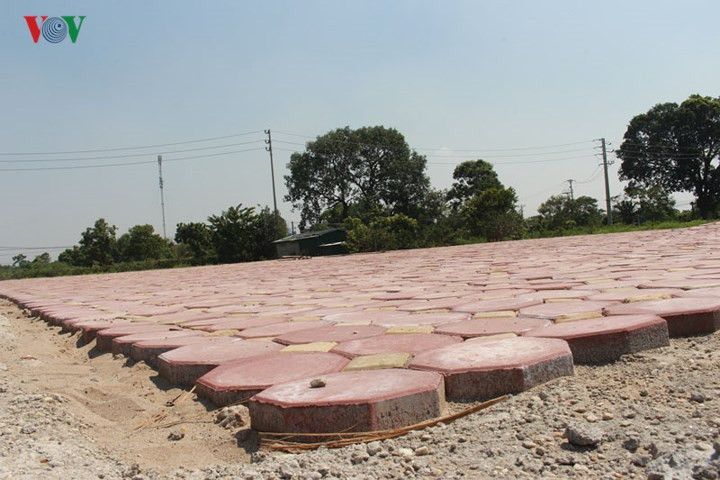 Khu đất an táng xung quanh đã kè đá, trên mặt được lát gạch để đảm bảo về mặt môi trường. Sau khi an táng nguyên Tổng Bí thư, các phần việc còn lại sẽ được tiếp tục làm. Ảnh VOV 