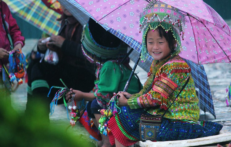 Ánh mắt ngây thơ và nụ cười hồn nhiên, những đứa trẻ không biết tương lai sau này mình sẽ như thế nào nhưng trước mắt chúng đang trở thành "công cụ" kiếm tiền để mưu sinh.