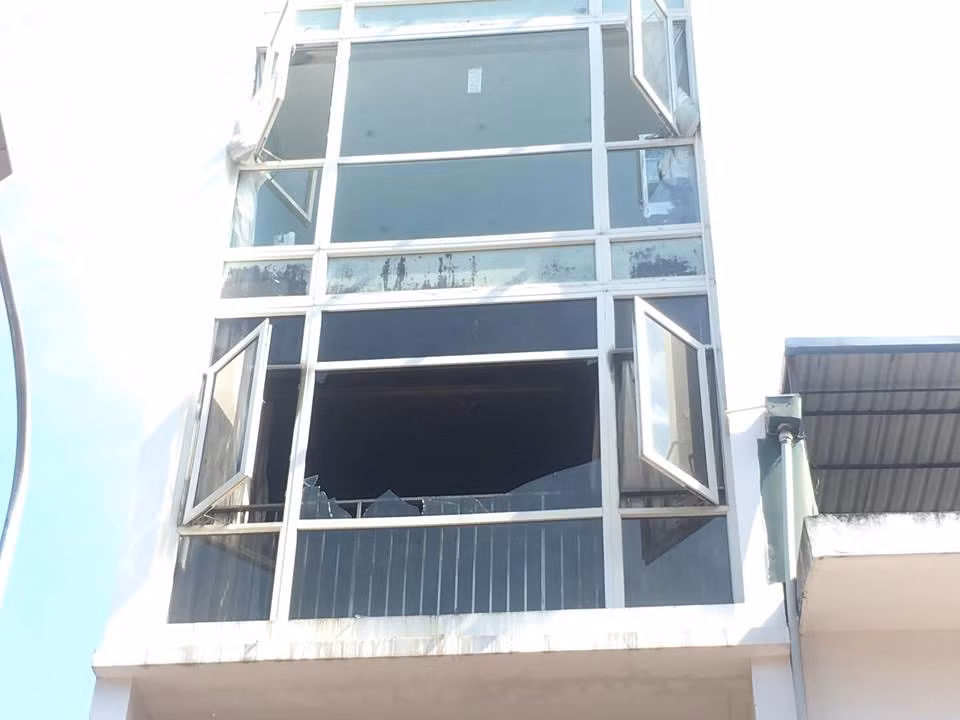 Ha Noi: Chay tham my vien “AnhDior”, nguoi dan chay tan loan-Hinh-3