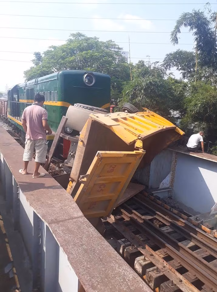 Tau hoa dam o to, 5 nguoi nhap vien cap cuu