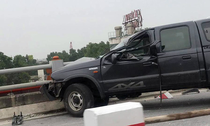 Ha Noi: O to bien xanh huc bay dai phan cach tren cau-Hinh-2