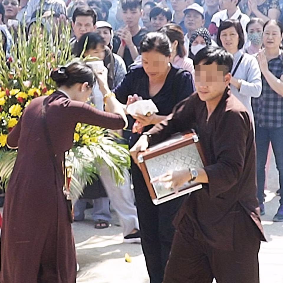 Cong an vao cuoc vu thanh nien bi to “cuom” tien cong duc