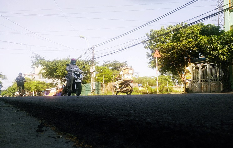 Nhiều ngả đường xung quanh khu vực an táng được trải nhựa mới.