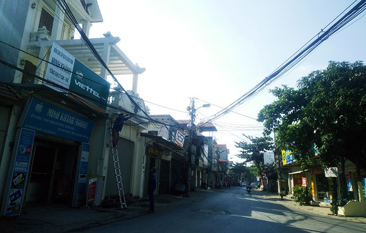 Các đường dây điện được buộc nối gọn gàng, không còn rối rắm trên con đường dẫn vào nơi an nghỉ nguyên Tổng Bí thư Đỗ Mười.