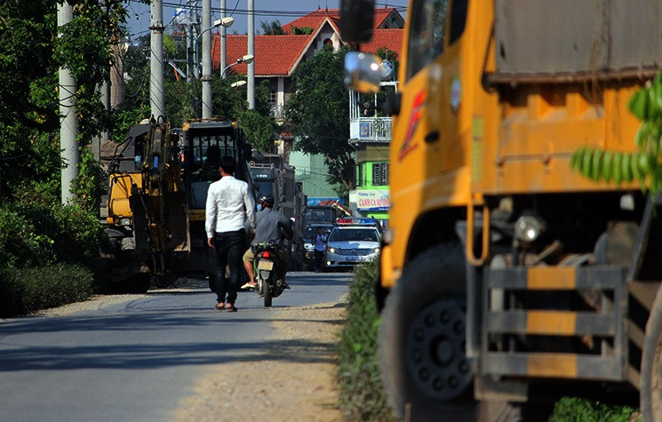 Các xe tải lớn cùng máy móc chuyên dụng làm việc liên tục để nhanh chóng hoàn thiện, kịp tiến độ.