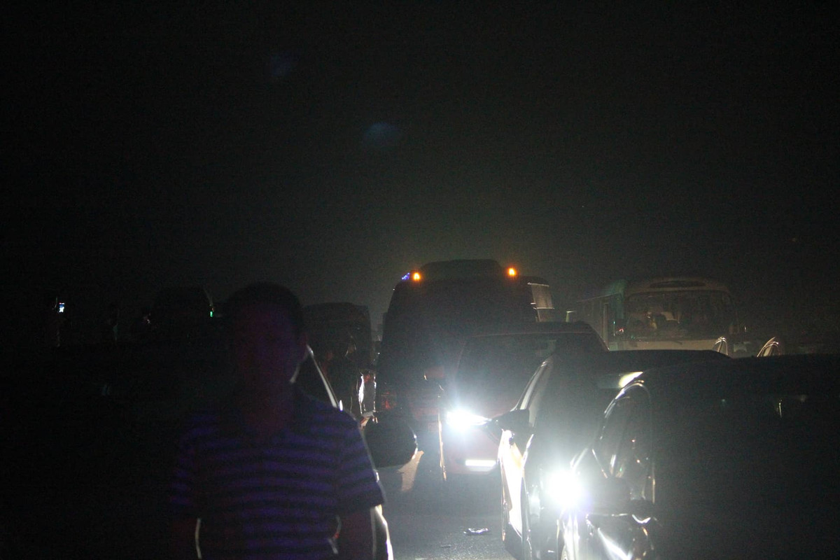 Do ảnh hưởng vụ tai nạn trên cao tốc hàng trăm phương tiện bị ùn tắc, không thể di chuyển được.