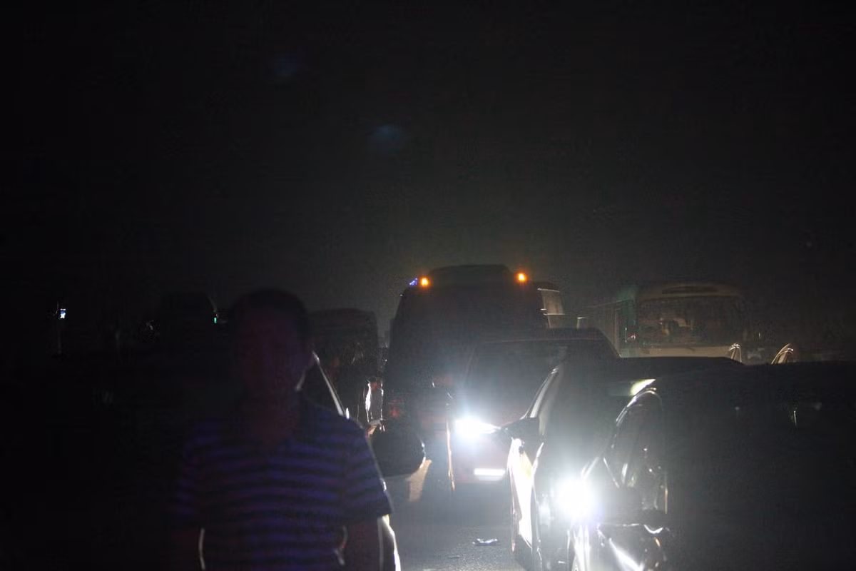 Do ảnh hưởng vụ tai nạn trên cao tốc hàng trăm phương tiện bị ùn tắc, không thể di chuyển được.