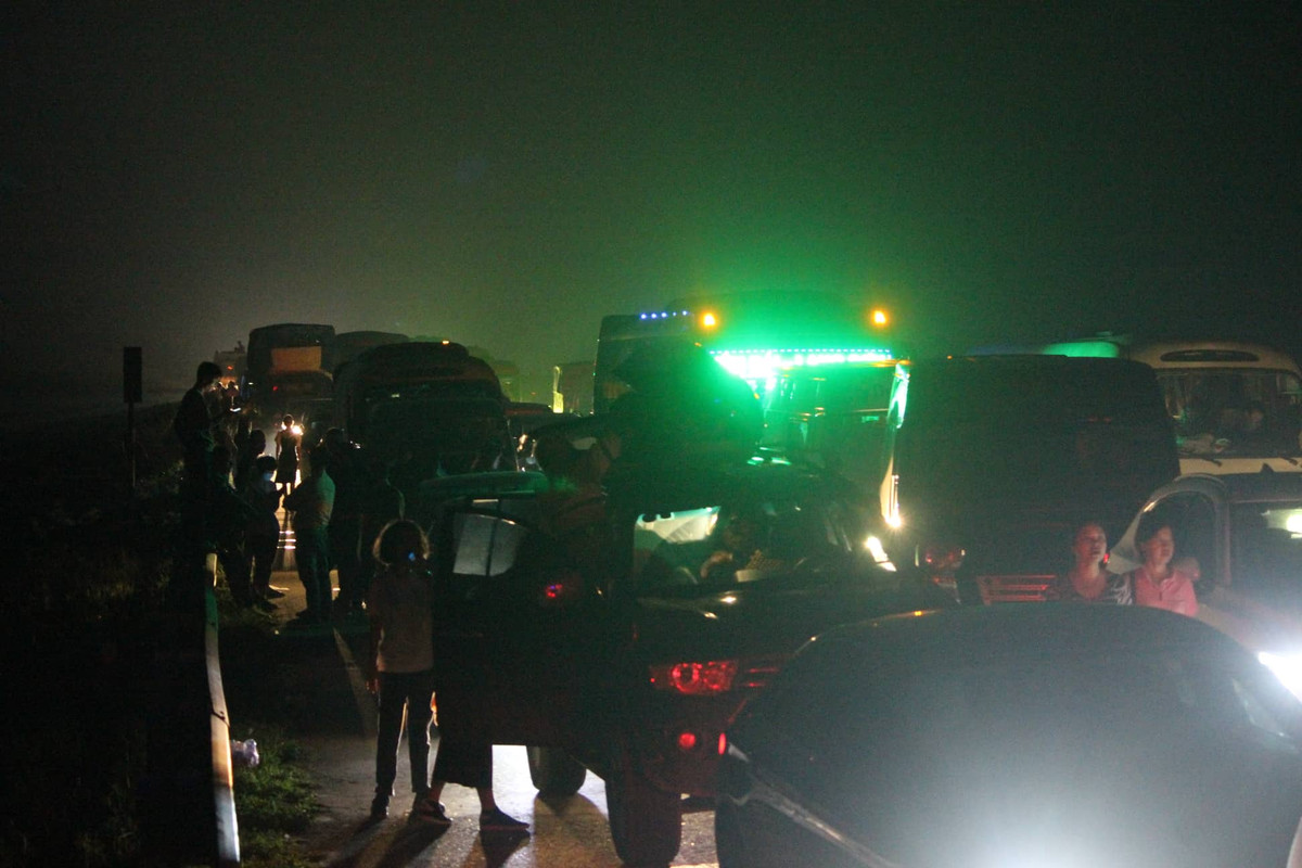 Theo PV Kiến Thức tại hiện trường, các đoàn xe đã phải “chôn chân” suốt 3 tiếng sau vụ tai nạn.