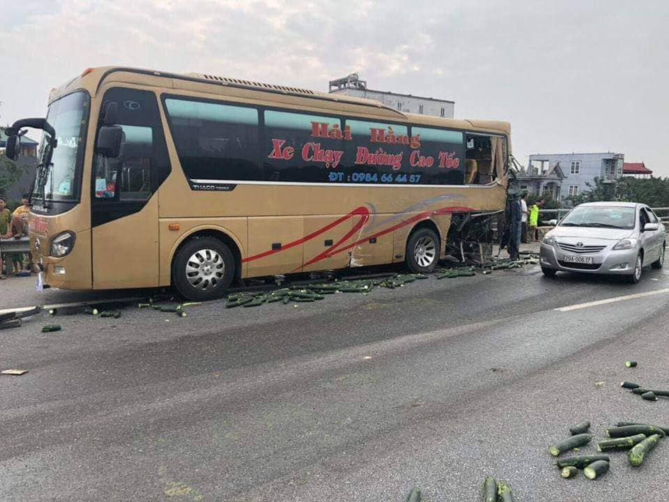 Trước đó, khoảng 15h ngày 28/10, chiếc xe tải biển số 29C-976.53 đang lưu thông trên cao tốc Nội Bài – Lào Cai (hướng Hà Nội), khi đến km 34 + 500 đoạn qua địa phận xã Hoàng Đan (huyện Tam Dương, tỉnh Vĩnh Phúc) đã tông vào đuôi ô tô khách biển số 21B. Ảnh: Tai nạn khiến xe tải lật nghiêng, toàn bộ hàng hóa trên thùng đổ tràn khắp mặt đường, còn ô tô khách biến dạng phần đuôi.