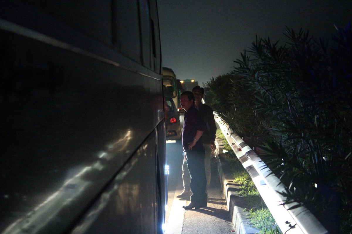 Chưa biết tới bao giờ họ mới thoát khỏi vụ ùn tắc trên cao tốc Hà Nội-Lào Cai.