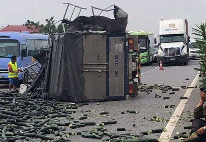 Anh: Tac kinh hoang dai hang km tren cao toc Ha Noi – Lao Cai