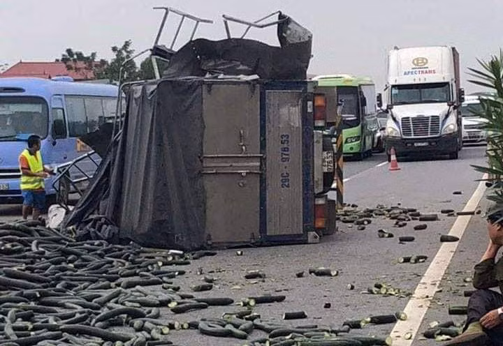 Đến 18h15 tối nay (28/10), ô tô vẫn bị ùn tắc, nối đuôi nhau dài nhiều km trên cao tốc Hà Nội - Lào Cai vì ảnh hưởng của vụ tai nạn xe tải đâm xe khách.