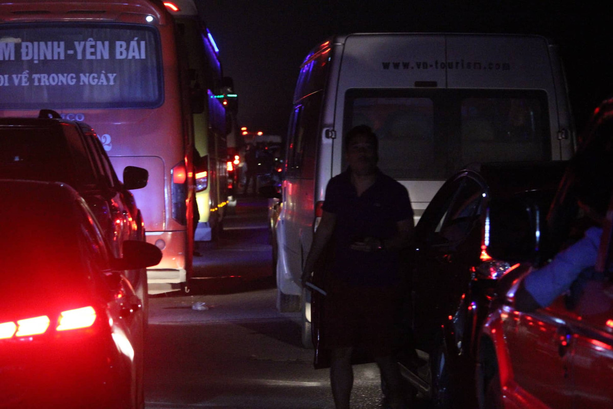 Đại diện Trung tâm điều hành đường cao tốc Nội Bài – Lào Cai cho hay, vụ tai nạn làm 2 người trên xe tải bị thương, họ được người dân địa phương đưa vào bệnh viện cấp cứu nhưng không nguy hiểm đến tính mạng.