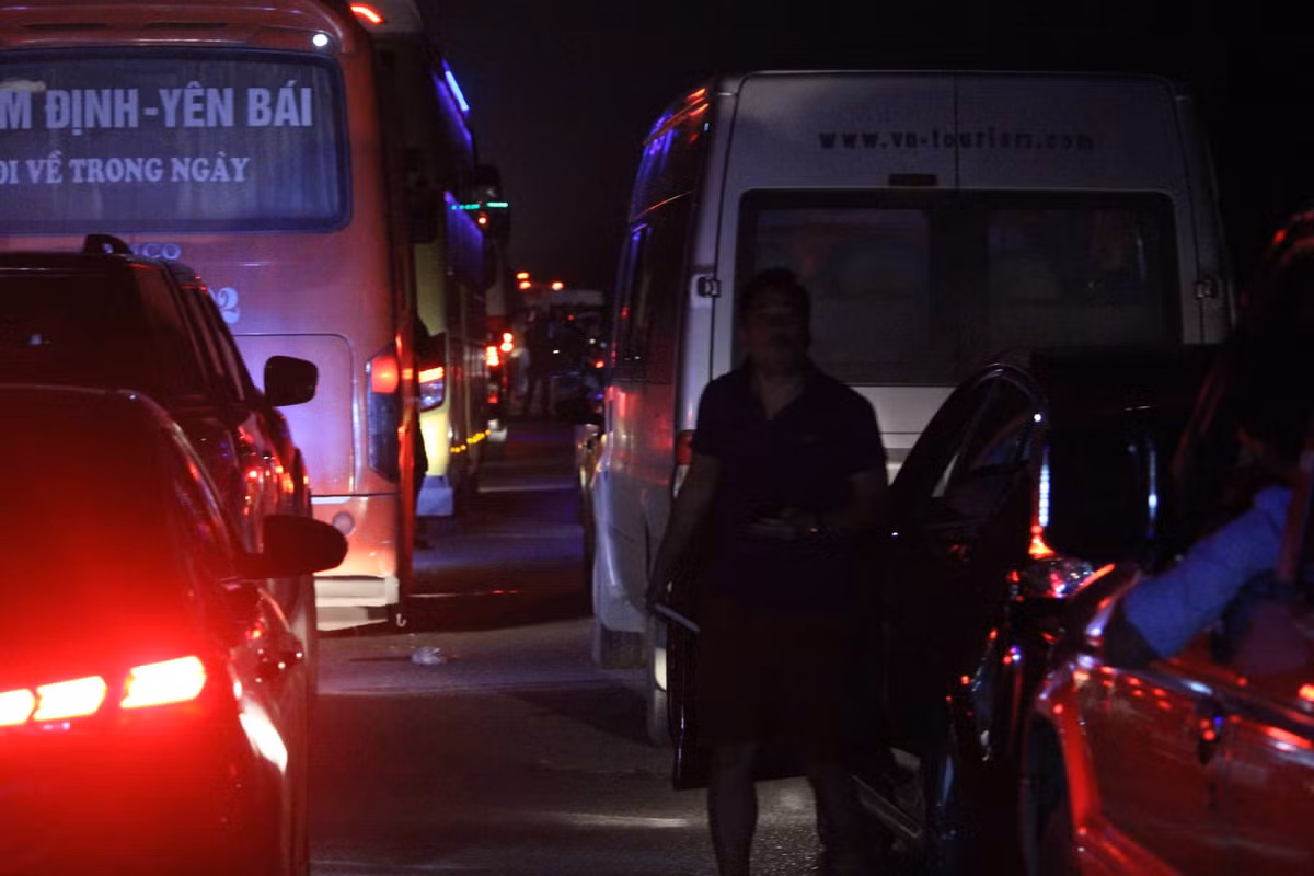 Đại diện Trung tâm điều hành đường cao tốc Nội Bài – Lào Cai cho hay, vụ tai nạn làm 2 người trên xe tải bị thương, họ được người dân địa phương đưa vào bệnh viện cấp cứu nhưng không nguy hiểm đến tính mạng.