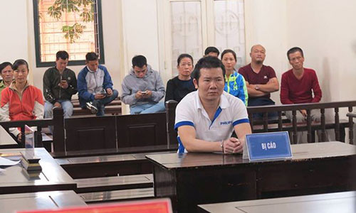 Thanh nien chem me va em gai khoc nuc no o toa-Hinh-2