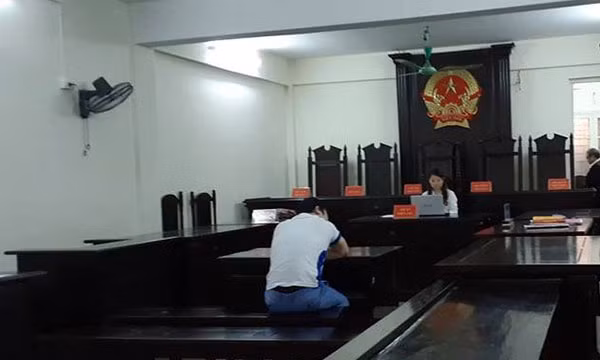 Thanh nien chem me va em gai khoc nuc no o toa