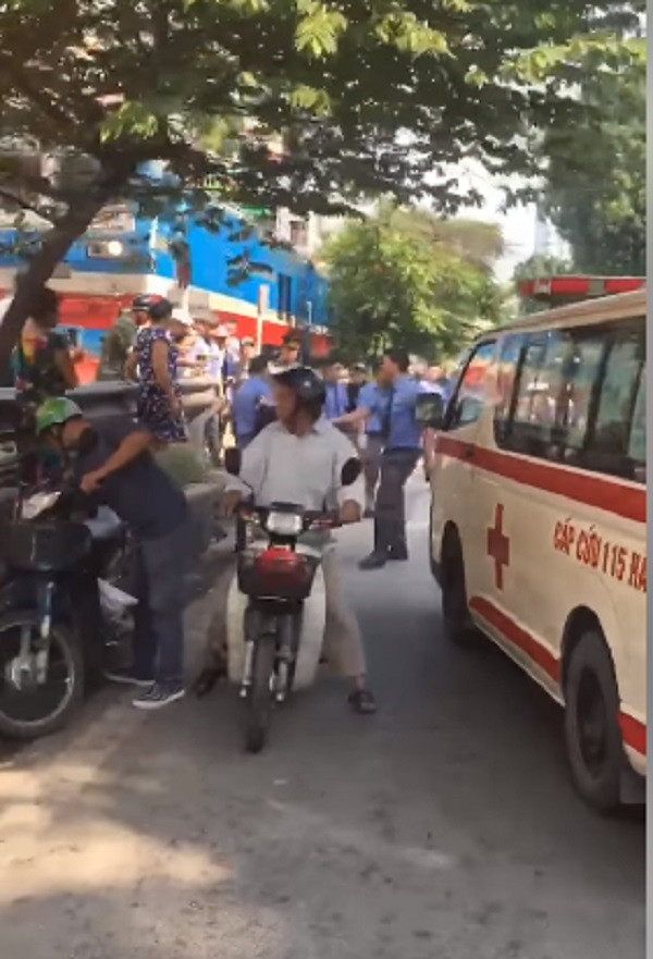 Co tinh bang qua duong sat, bi tau hoa can tu vong-Hinh-2