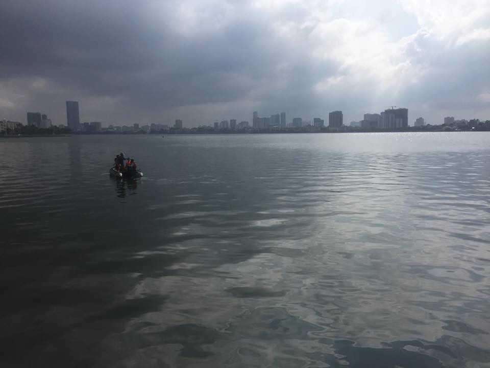 Ha Noi: Huy dong tho lan tim kiem nguoi dan ong mat tich tren ho Tay-Hinh-2