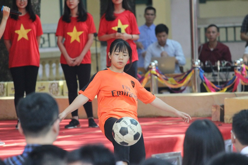 Co gai “ty do” Tran Uyen Phuong giao luu voi hoc sinh THPT Ha Noi-Hinh-2