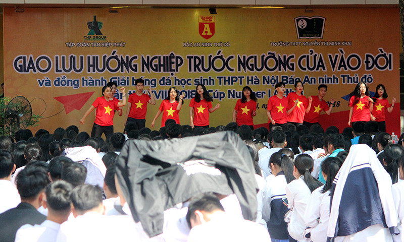 Co gai “ty do” Tran Uyen Phuong giao luu voi hoc sinh THPT Ha Noi