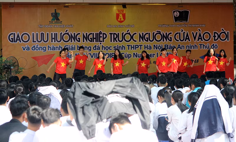 Co gai “ty do” Tran Uyen Phuong giao luu voi hoc sinh THPT Ha Noi