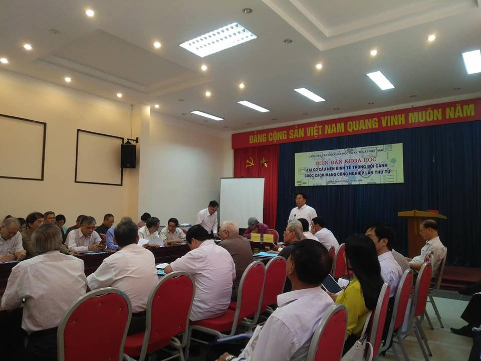 Toàn cảnh chương trình diễn đàn "Tái cơ cấu nền kinh tế trong bối cảnh cuộc cách mạng công nghiệp lần thứ tư".