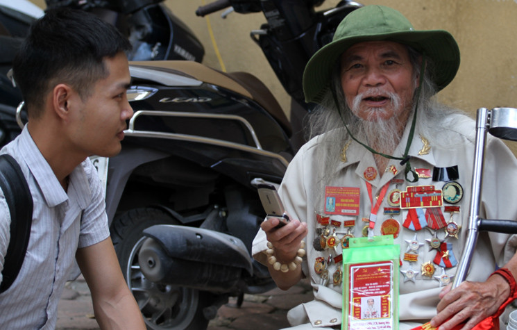 “Sau này đất nước hòa bình, tôi được đến nhà của nguyên Tổng Bí thư Đỗ Mười thêm một lần nữa và được nguyên Tổng Bí thư đón tiếp rất nhiệt tình”, - ông Chiến nghẹn ngào.