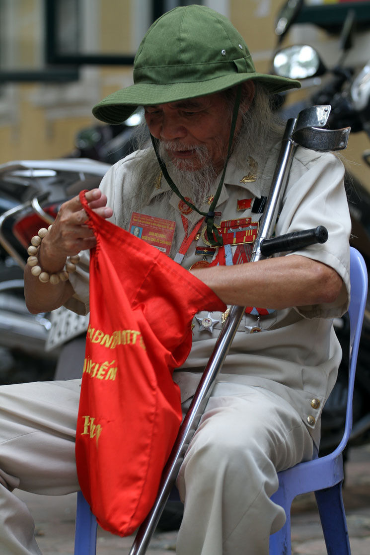 “Thời điểm tôi được gặp nguyên Tổng Bí thư Đỗ Mười là khi ông còn là Bộ trưởng Bộ Xây dựng. Lúc ấy, nguyên Tổng Bí thư Đỗ Mười xuống tận nơi động viên mọi người làm việc. Dù chỉ được gặp một lần nhưng những hình ảnh về nguyên Tổng Bí thư Đỗ Mười trong tôi vẫn không bao giờ quên”, - ông Chiến xúc động.