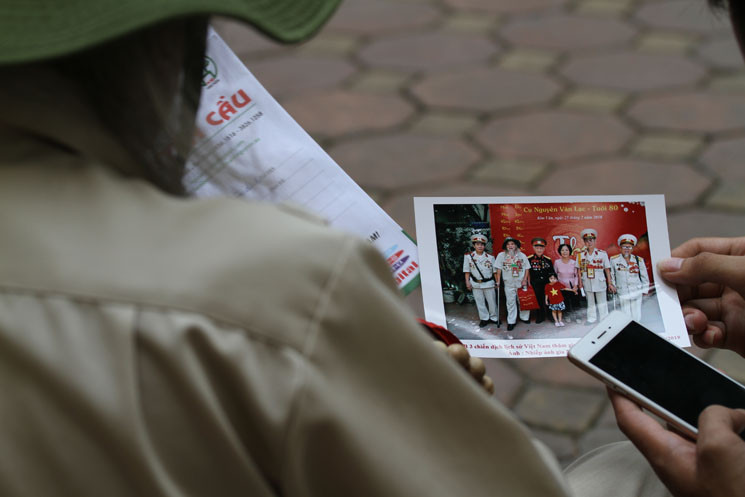 Ông Chiến chia sẻ những hình ảnh, kỷ niệm về đồng đội luôn mang theo bên mình.