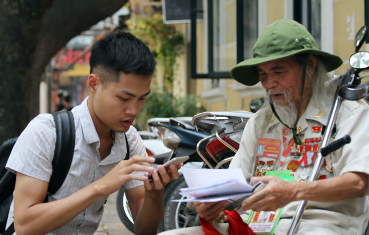“Hôm nay tôi đến đây mong được tạm biệt nguyên Tổng Bí thư lần cuối. Dù ông mất đi nhưng tôi vẫn luôn tự dặn mình cùng các con cháu luôn phải học tập và noi gương lớp người đi trước, nhất là nguyên Tổng Bí thư Đỗ Mười", - ông Chiến nói.