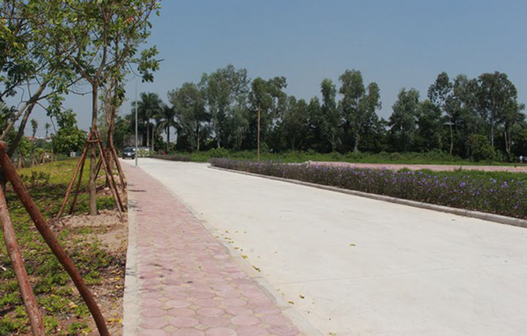 Con đường xung quanh khu vực an táng nguyên Tổng Bí thư Đỗ Mười được trồng cây xanh hai bên và quét dọn vệ sinh sạch sẽ. Ảnh Nguyễn Như.