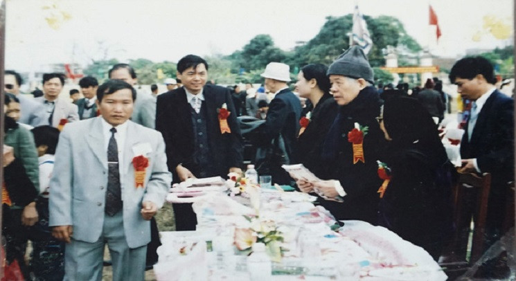 Nguyên Tổng Bí thư Đỗ Mười về xã Đông Mỹ tham dự sự kiện xã đón danh hiệu Anh hùng lao động thời kỳ chống pháp vào năm 2000.