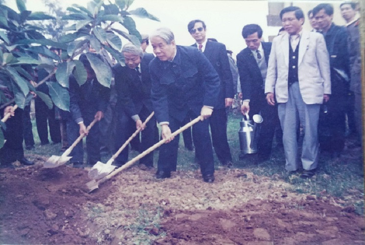 Tại UBND xã Đông Mỹ, hiện lưu giữ nhiều hình ảnh, kỷ niệm về nguyên Tổng Bí thư Đỗ Mười. Hình ảnh chụp nguyên Tổng Bí thư Đỗ Mười đang trồng cây đa lưu niệm trong khuôn viên của UBND xã Đông Mỹ vào năm 1996.