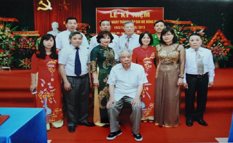 Hình ảnh nguyên Tổng Bí thư Đỗ Mười chụp ảnh kỷ niệm sau khi kết thúc buổi "Lễ kỷ niệm 85 năm thành lập Chi bộ Đông Phù".