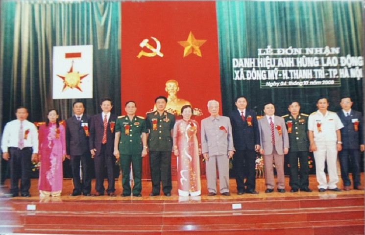 Hình ảnh vào năm 2008, nguyên Tổng Bí thư Đỗ Mười tham dự "Lễ đón nhận Danh hiệu Anh hùng lao động" của quê hương xã Đông Mỹ.