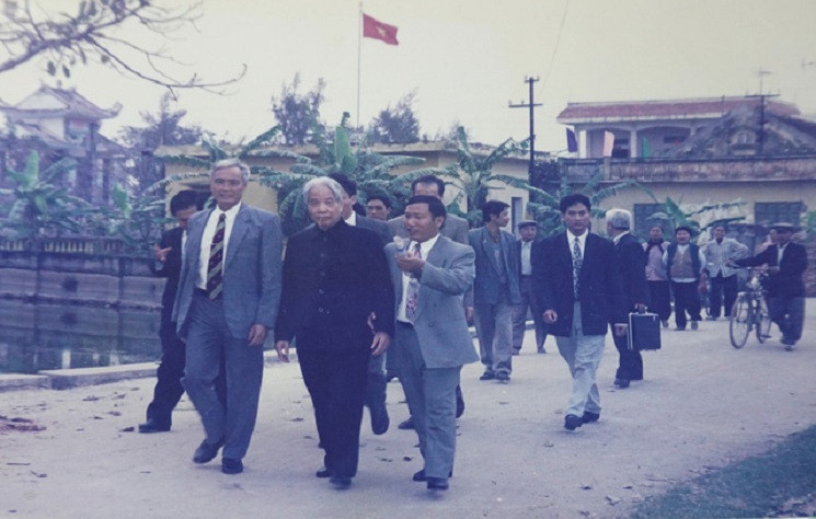 Nguyên Tổng Bí thư Đỗ Mười chúc tết Đảng bộ, nhân dân quê hương Đông Mỹ vào năm 1996.