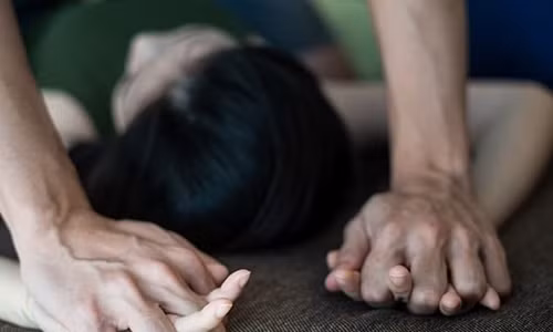 Ban gai 14 tuoi “dang hien”, nam thanh nien boc lich 3 nam