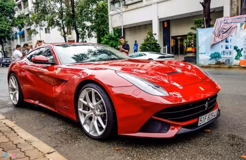 Được biết, chiếc Ferrari 488 GTB được nam ca sĩ Tuấn Hưng mua từ TP HCM mang ra Hà Nội vào khoảng tháng 9/2017. Chiếc Ferrari 488 GTB có giá khoảng 16 tỷ đồng.