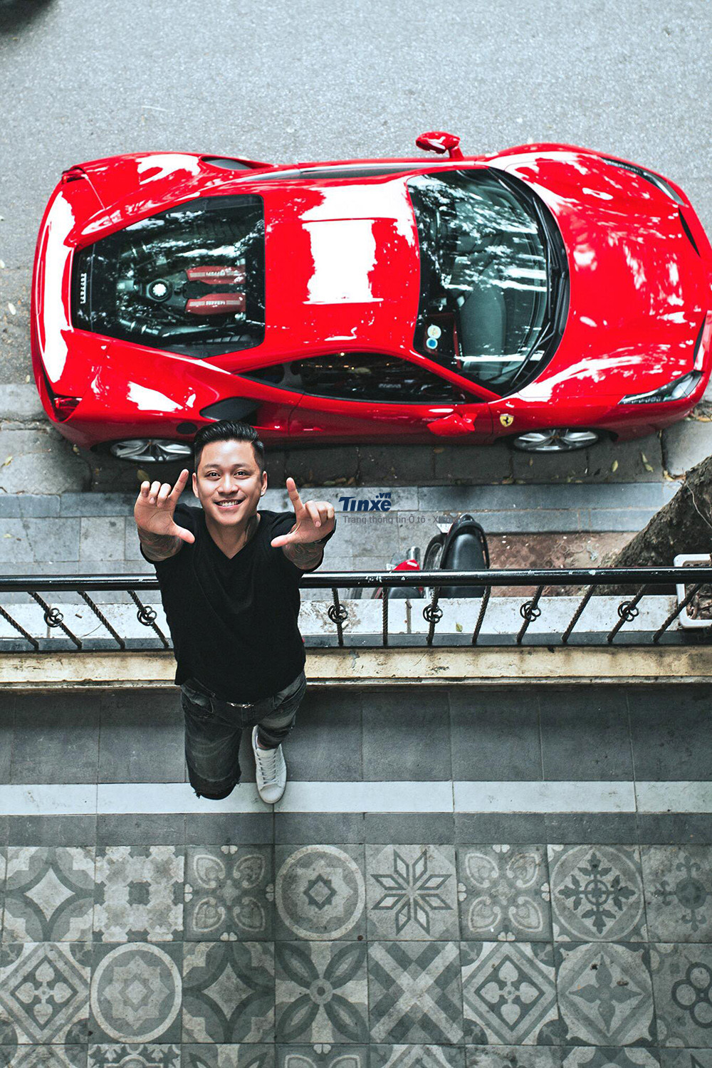 Tuấn Hưng rất yêu chiếc siêu xe Ferrari 16 tỷ đồng.
