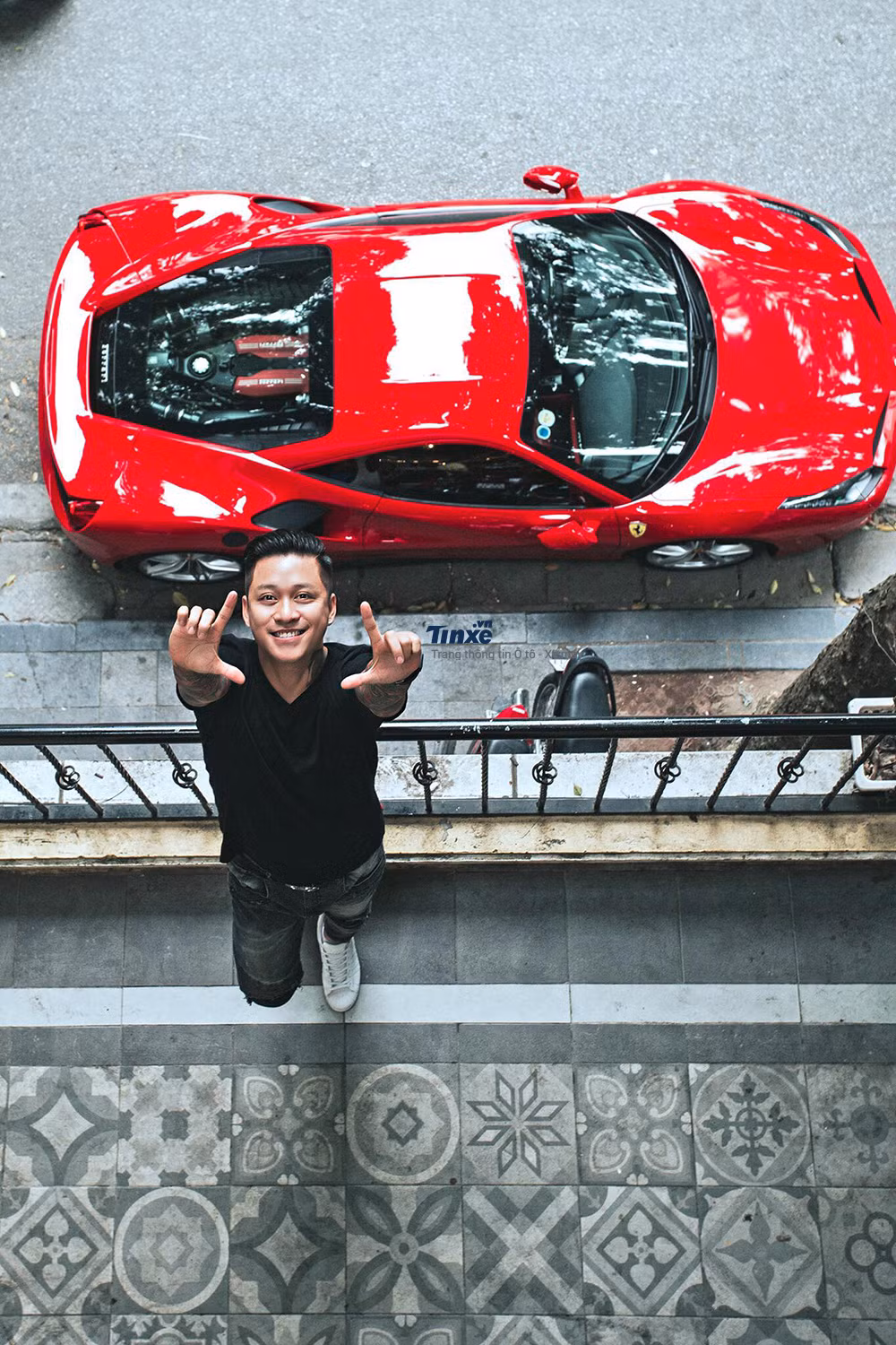Tuấn Hưng rất yêu chiếc siêu xe Ferrari 16 tỷ đồng.