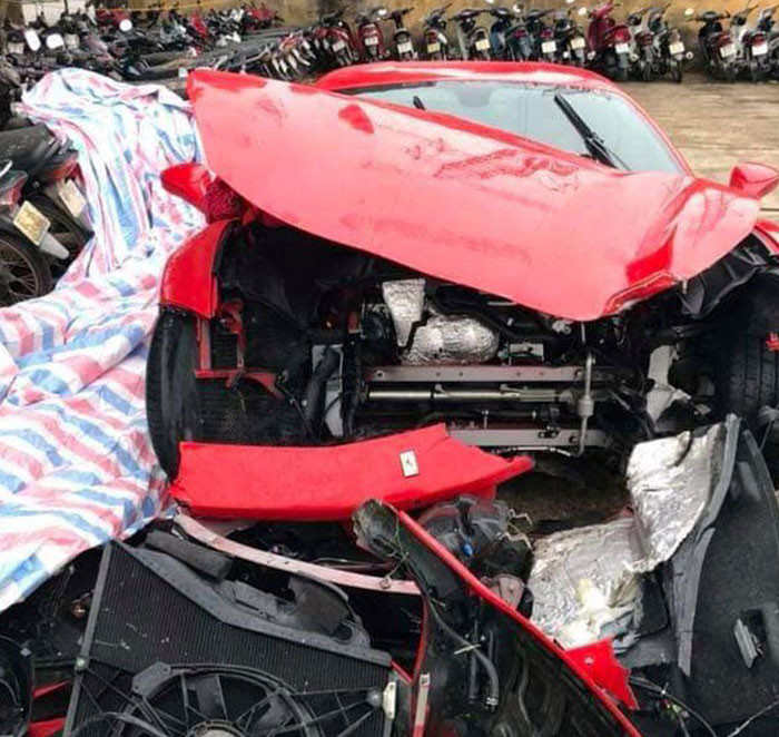 Người thân ca sĩ Tuấn Hưng cho biết, do chiếc siêu xe Ferrari được mua bảo hiểm 100% nên mọi sửa chữa, thay thế sẽ do bảo hiểm lo liệu.